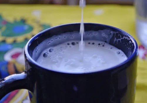 Latte caldo con acqua minerale